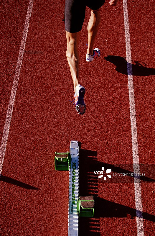 在南非斯泰伦博斯奔跑的男子短跑运动员的腿图片素材