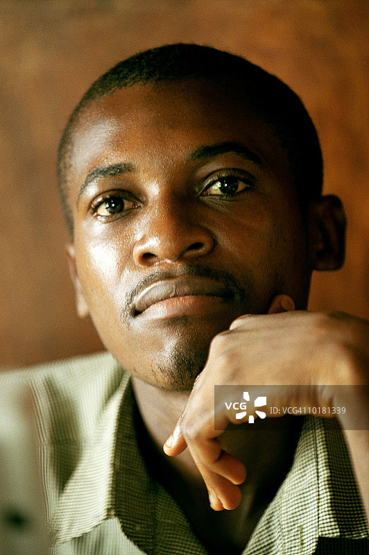 触摸下巴的年轻男子图片素材