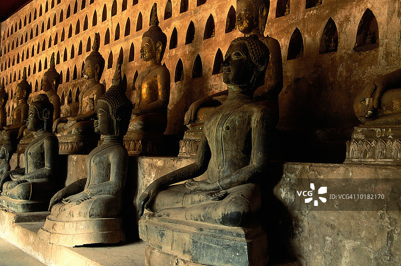 老挝西萨吉寺的佛教雕塑图片素材