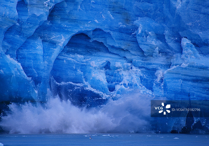 阿拉斯加罗素峡湾的哈伯德冰川崩解图片素材