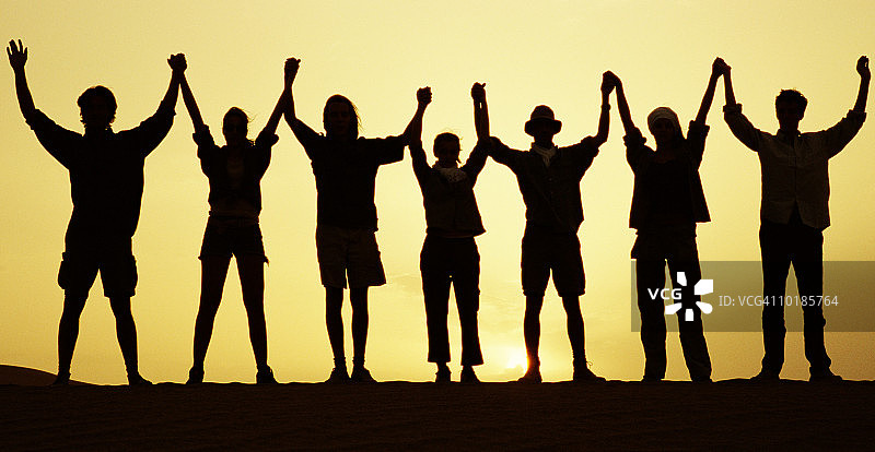 人们手牵手举起手臂的轮廓图片素材