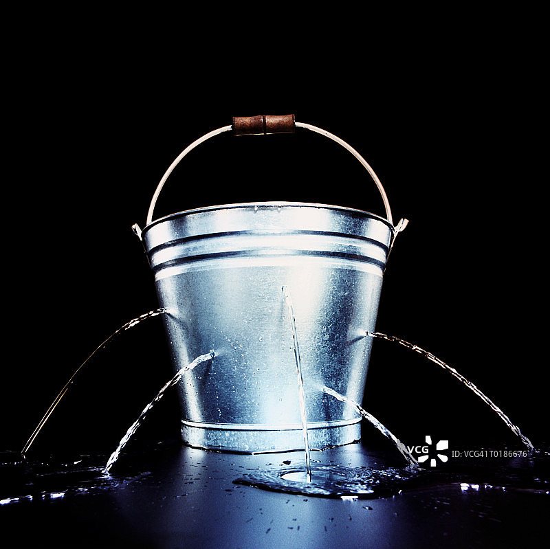 漏水的水桶图片素材
