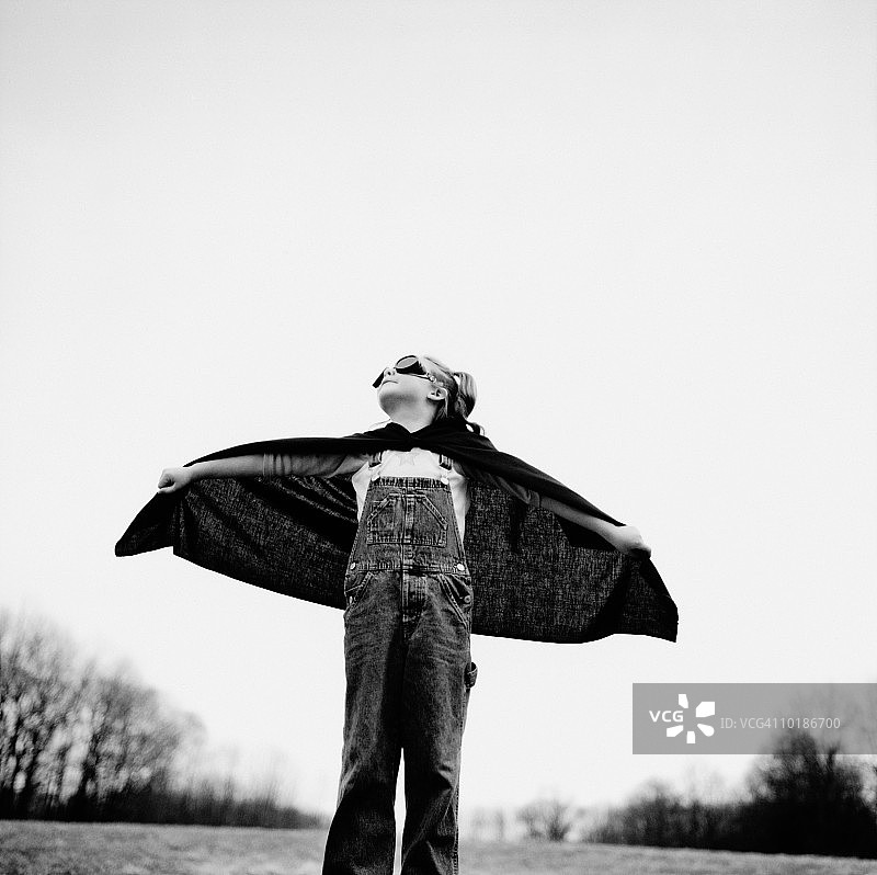 穿着超级英雄斗篷的女孩图片素材