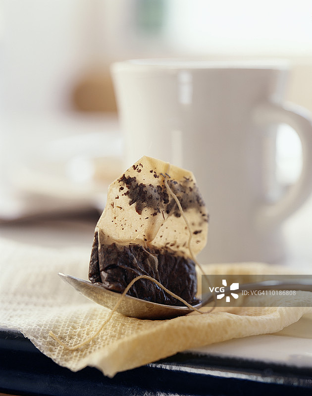 用过的茶包在茶匙上图片素材