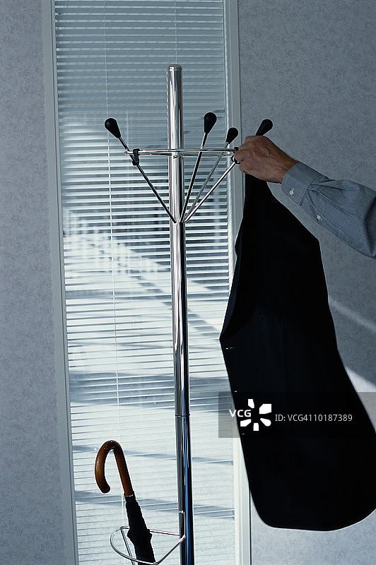 商人把夹克挂在衣架上图片素材