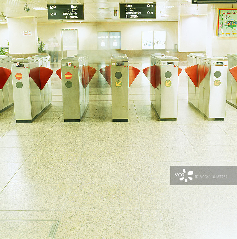新加坡地铁入口的检票闸机图片素材