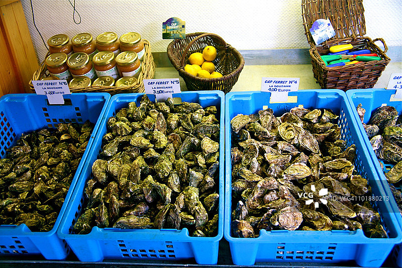 法国牡蛎生产商的鲜牡蛎促销图片素材