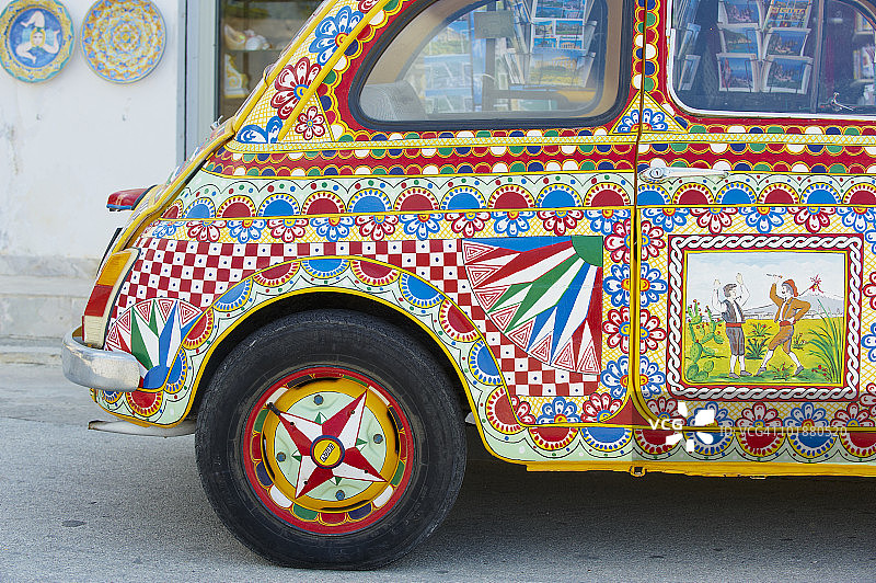 意大利西西里塞利农特：彩绘菲亚特500图片素材