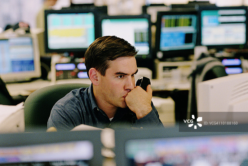 商人看股票并打电话图片素材