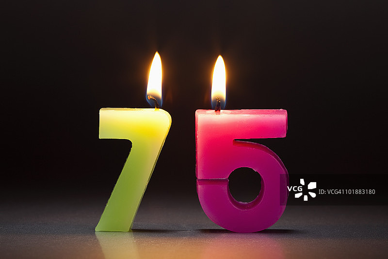 数字75形状的两根蜡烛图片素材