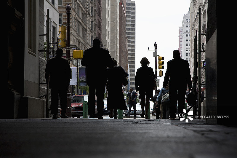 美国宾夕法尼亚州费城拱廊中的行人背影图片素材