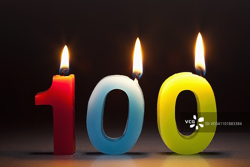数字100形状的三根蜡烛图片素材
