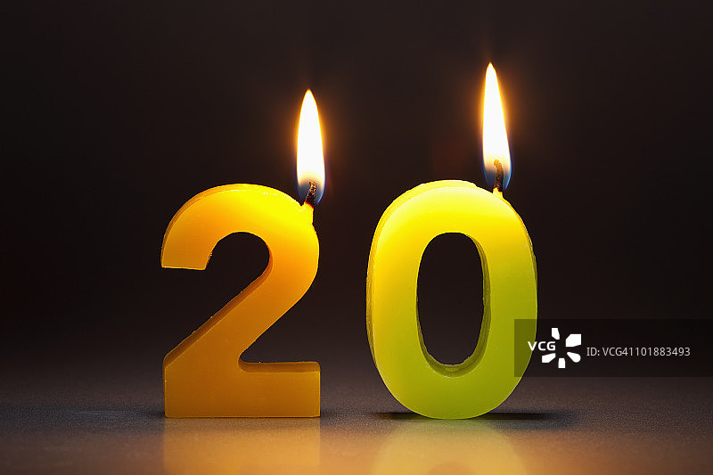 数字20形状的两根蜡烛图片素材