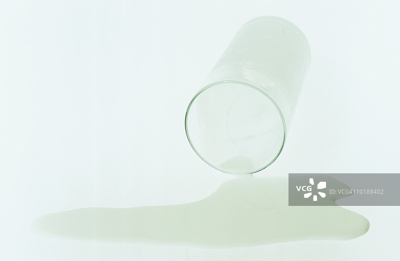 白色背景上的牛奶图片素材