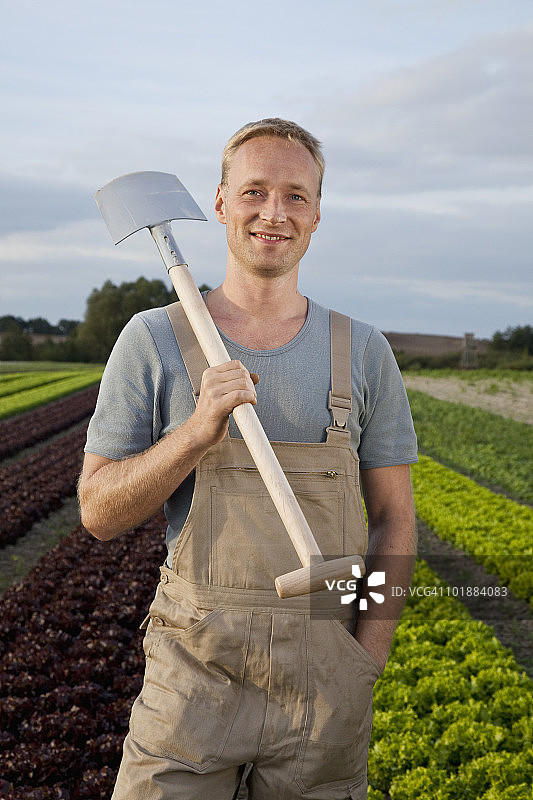 肩扛铁锹的男人图片素材