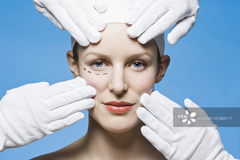 两名医护人员手部特写，为女性准备整形手术图片素材