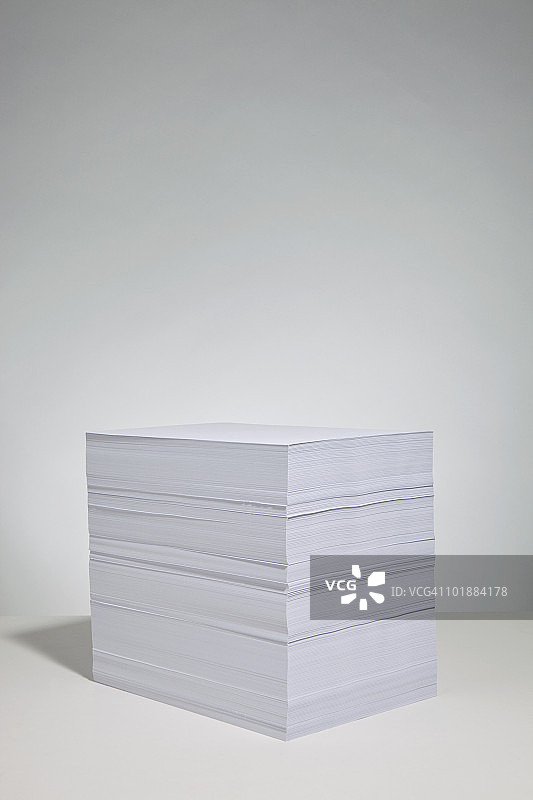 一叠白纸图片素材