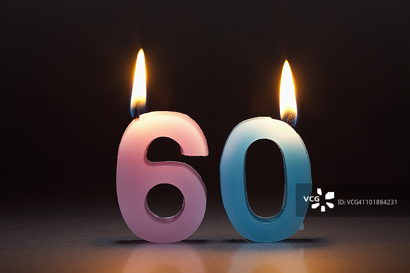 两个数字60形状的蜡烛图片素材