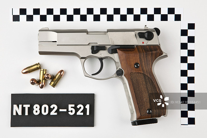 犯罪现场的手枪和子弹图片素材