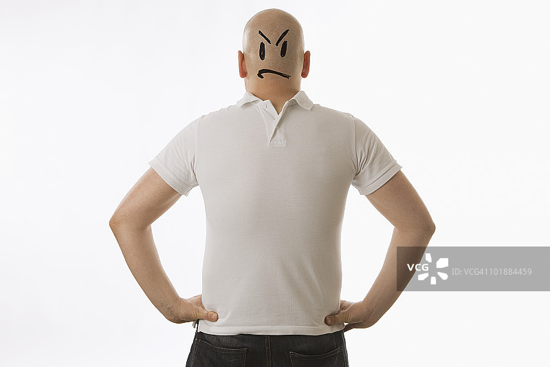 头上画着脸，衣服反穿的男人图片素材