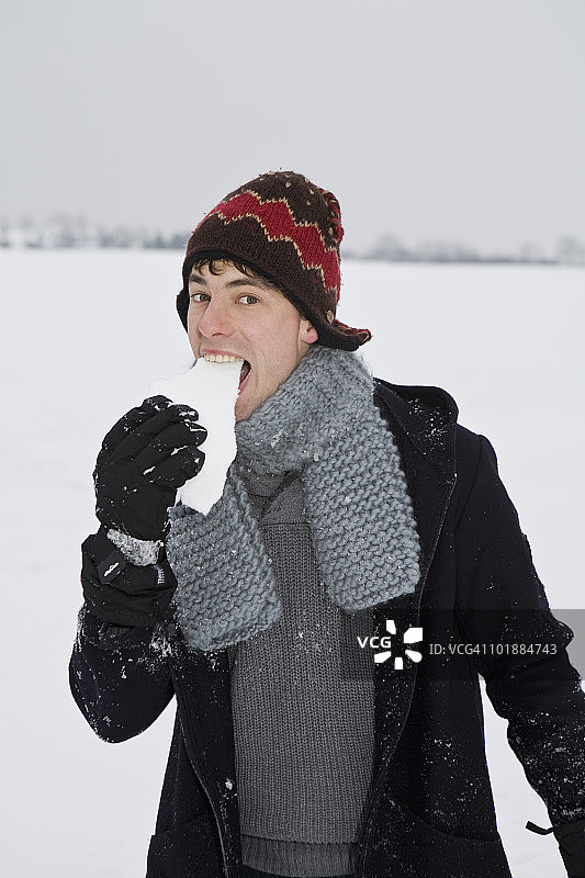 男人在吃雪图片素材