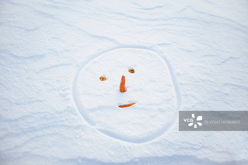 雪地上的雪人脸图片素材