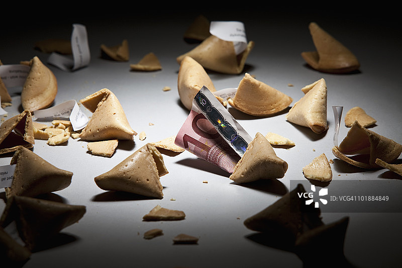 带有消息和金钱的幸运饼干图片素材