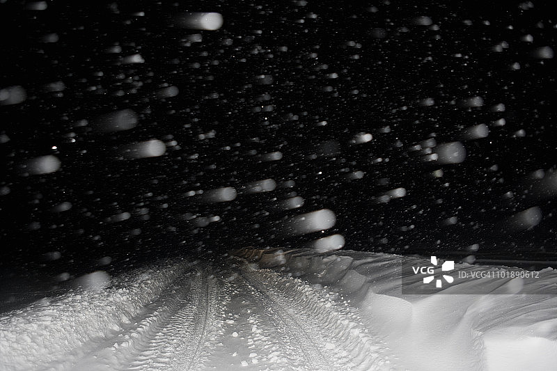 大雪中的冬季道路图片素材