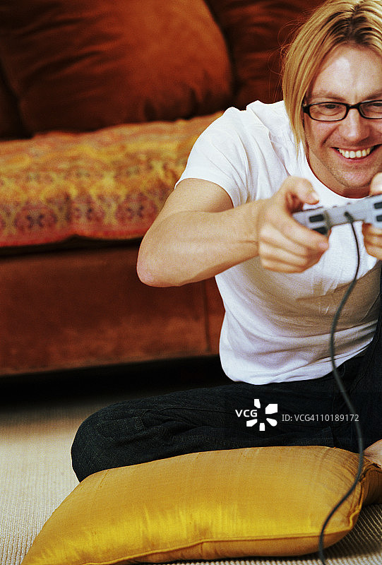 男人玩电子游戏图片素材