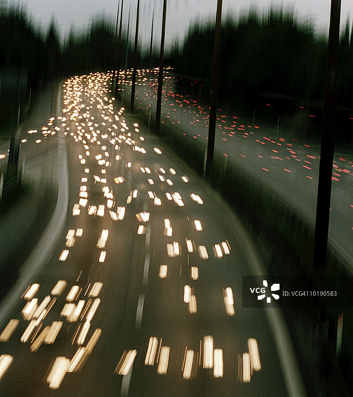 高速公路上的交通（长曝光）图片素材