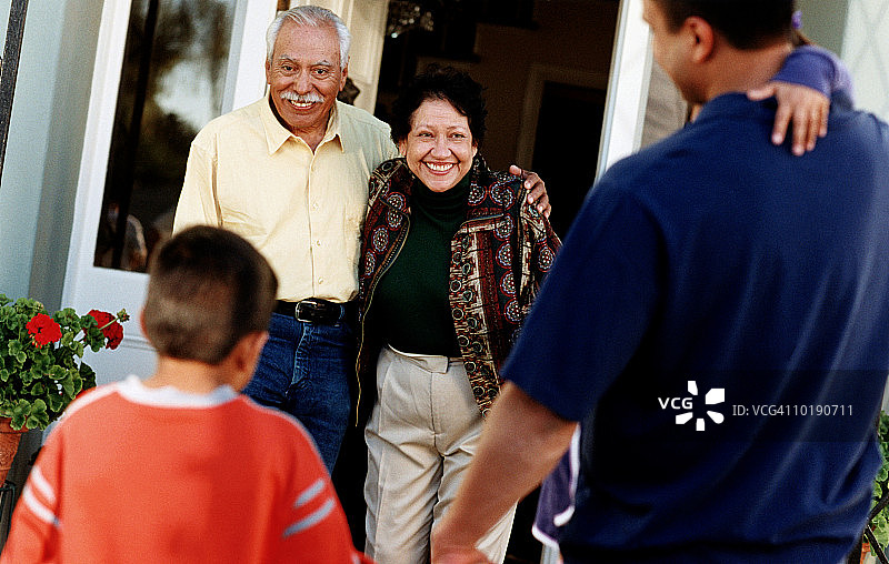 祖父母迎接孙子、孙女和儿子图片素材