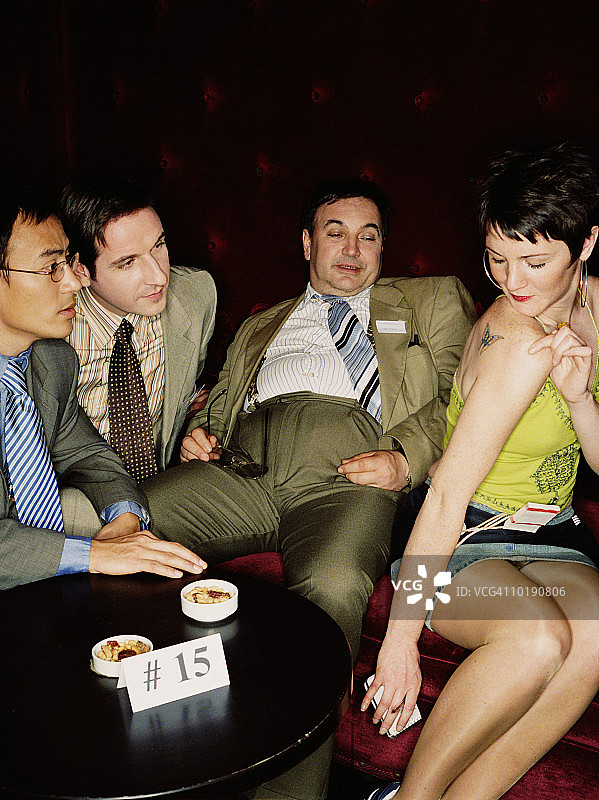 女服务员向商人展示肩部纹身图片素材