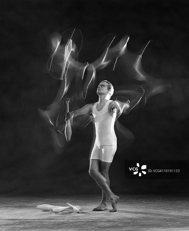 男人玩着别针（模糊运动，黑白）图片素材