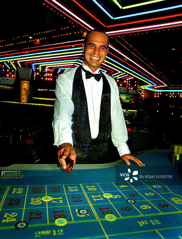 赌场荷官微笑肖像图片素材