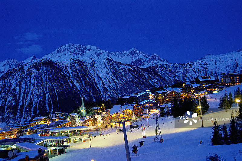 法国库尔舍瓦勒：黄昏时分的滑雪胜地，高角度景观图片素材