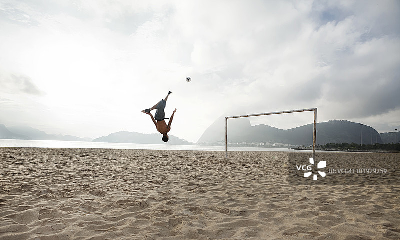 运动员在海滩上进行自行车踢图片素材