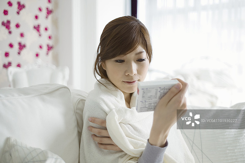 看冷药盒的女人图片素材