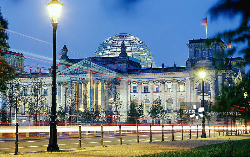 德国柏林夜间 Reichstag 议会大厦（长曝光）图片素材