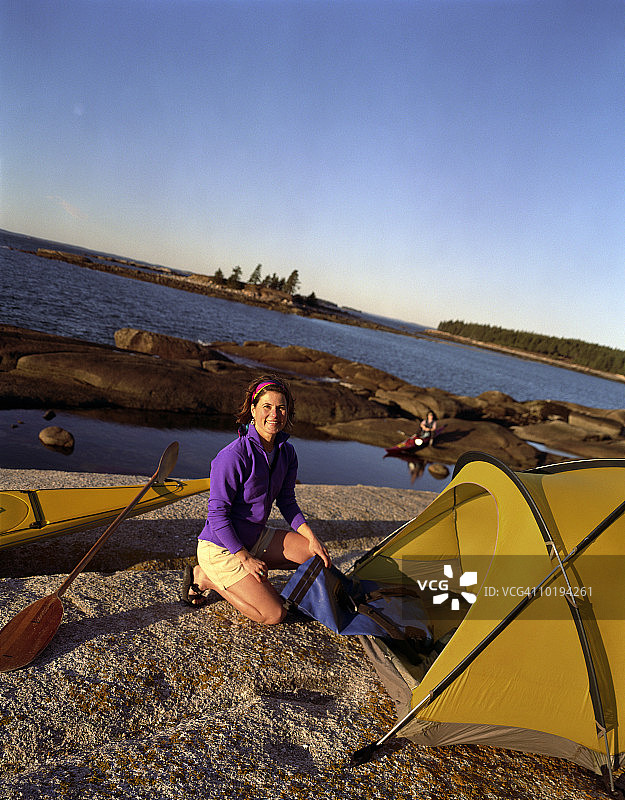 美国缅因州佩诺布斯科特湾史蒂夫岛女子图片素材