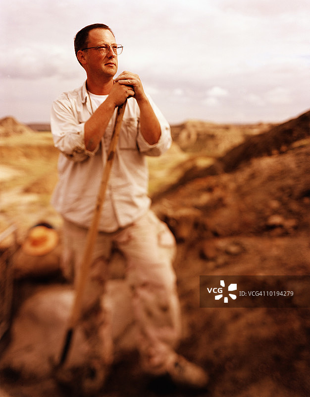 加拿大艾伯塔省恐龙省立公园，男人手持铁锹图片素材