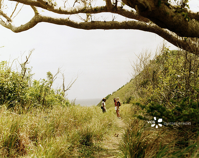两名女性在圣克洛伊岛皇后湾徒步旅行图片素材