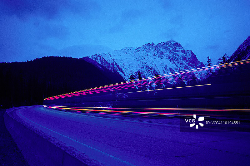 加拿大罗杰斯通道的火车（模糊运动）图片素材