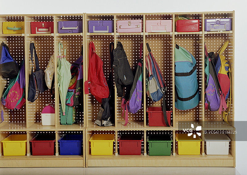 储物柜里的书包和午餐盒图片素材