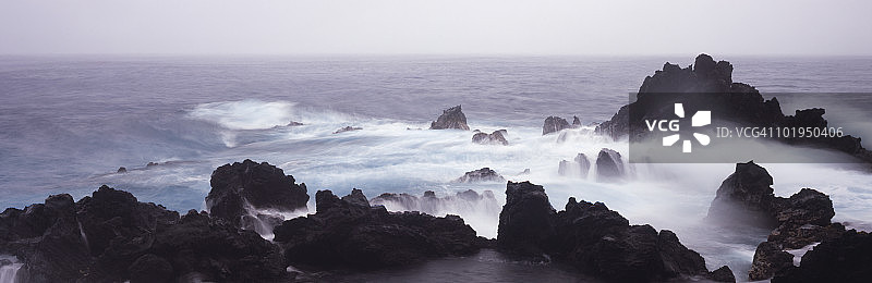 海浪拍打熔岩图片素材