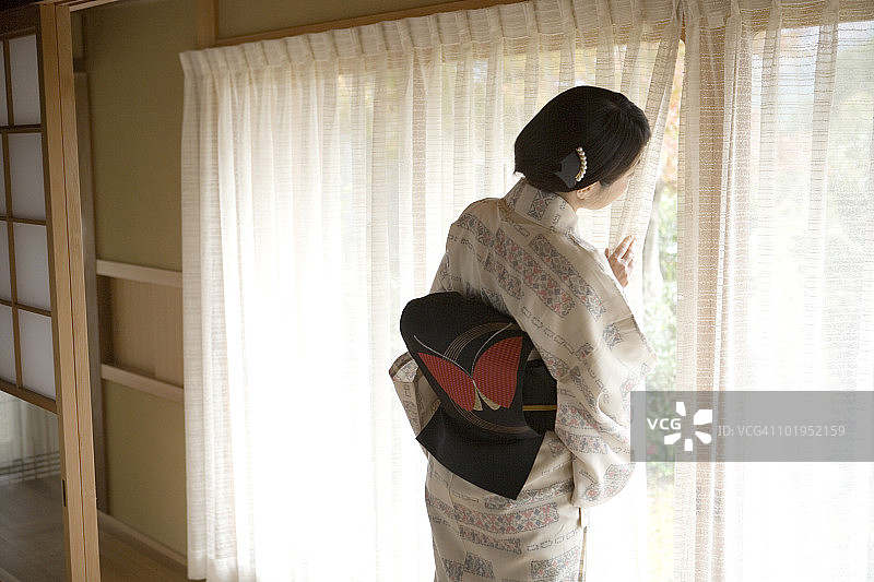 身着和服的日本女人眺望窗外图片素材