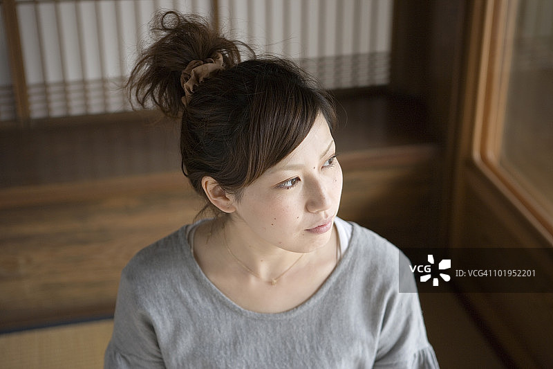 年轻女子远望，高角度视角图片素材
