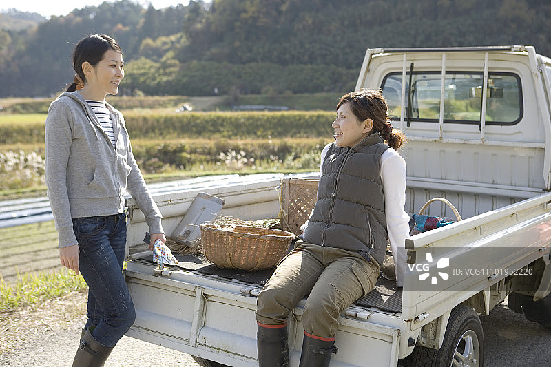 两个女人在田野里聊天图片素材