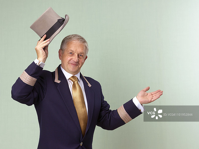 酒店门童抬起礼帽图片素材