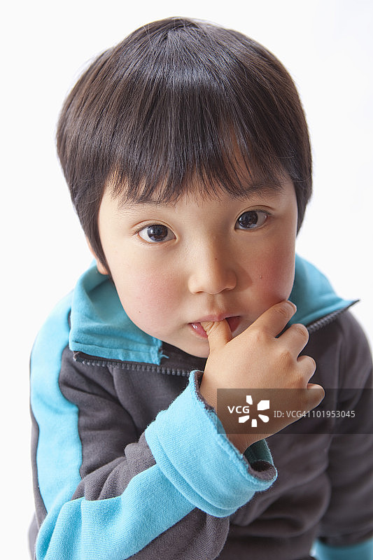 男婴把手指放在嘴里图片素材