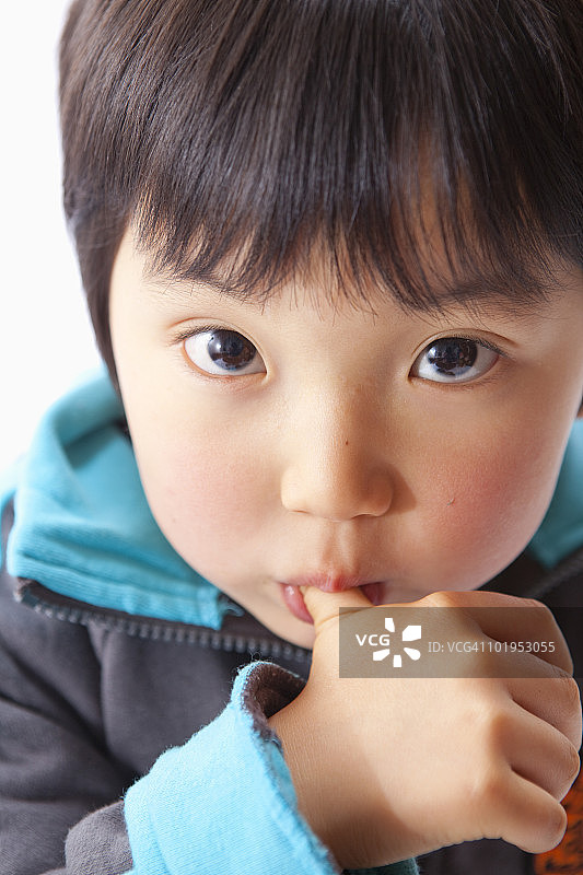 男婴把手指放在嘴里图片素材